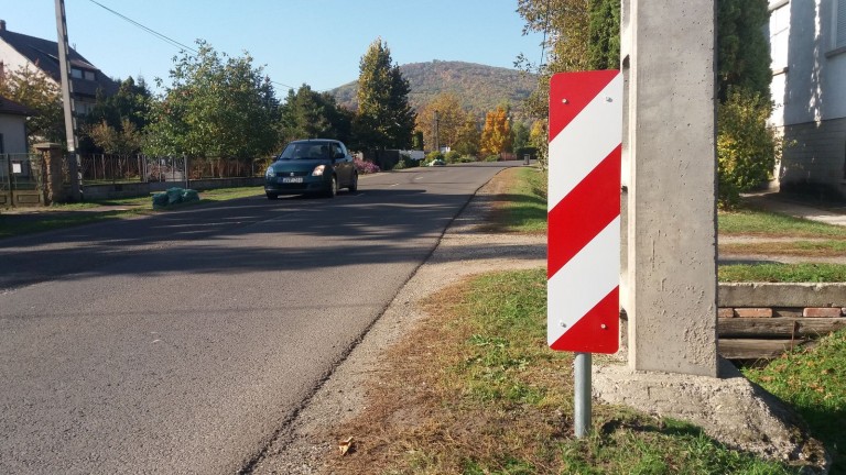 Új táblák a Szokolyai út legveszélyesebb szakaszán